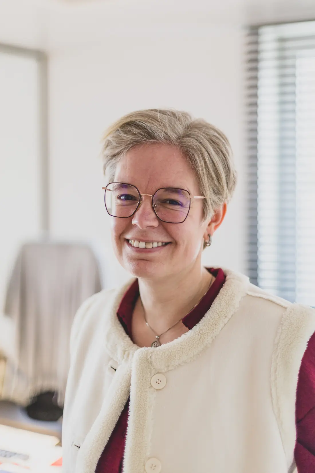 Julie Braem, fiscaal accountant, in het kantoor te Zulte